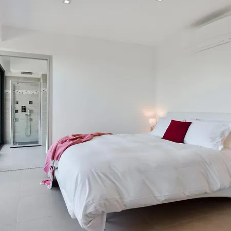Architect-designed With Heated Pool For 10 Guests! Villa *