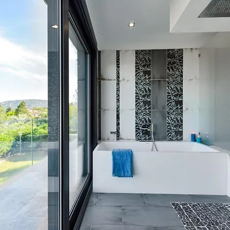 Architect-designed With Heated Pool For 10 Guests! *