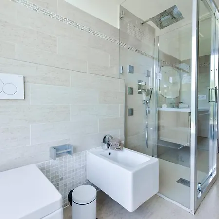 Architect-designed With Heated Pool For 10 Guests! Villa *