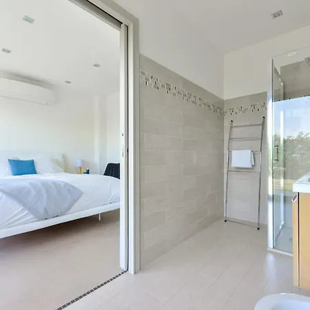 Architect-designed With Heated Pool For 10 Guests! Villa *