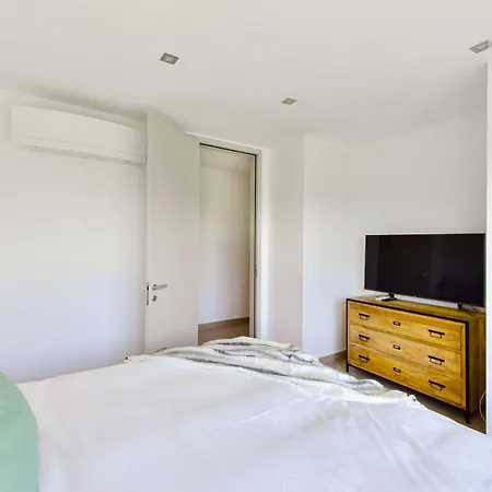 Architect-designed With Heated Pool For 10 Guests! Villa