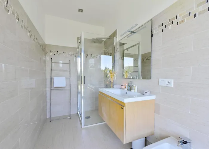 Architect-designed With Heated Pool For 10 Guests! Villa