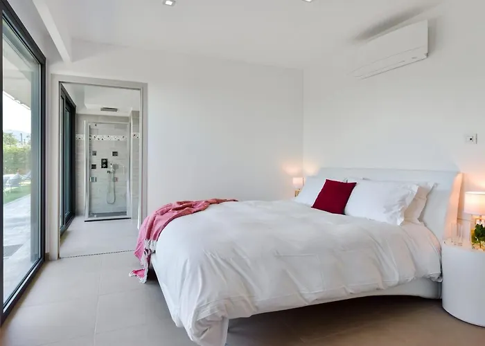 Architect-designed With Heated Pool For 10 Guests! Villa *