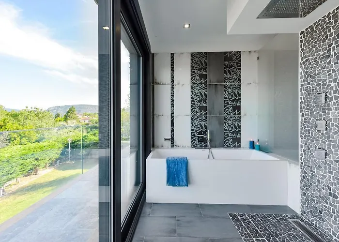 Architect-designed With Heated Pool For 10 Guests! *