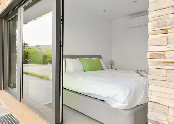 Architect-designed With Heated Pool For 10 Guests! Villa