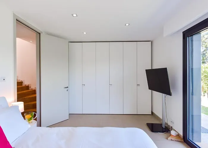 Architect-designed With Heated Pool For 10 Guests! Villa *