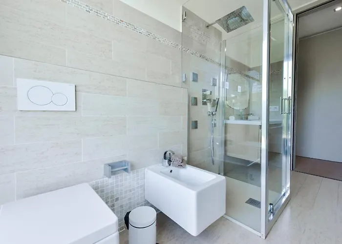 Architect-designed With Heated Pool For 10 Guests! Villa *
