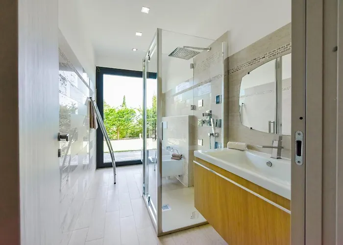 Architect-designed With Heated Pool For 10 Guests! Villa